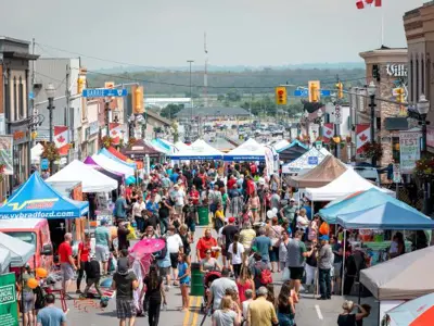 vendors on Holland Street